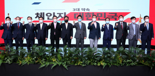 국민의힘 대선 예비후보인 원희룡(왼쪽부터)·장기표·최재형·황교안·안상수·박찬주·장성민·박진·홍준표·윤석열·하태경,·유승민 예비후보가 7일 서울 강서구 ASSA빌딩 방송스튜디오에서 열린 국민의힘 대선 경선 후보 '체인지 대한민국, 3대 약속' 발표회에서 함께 기념촬영을 하고 있다.연합뉴스·국회사진기자단